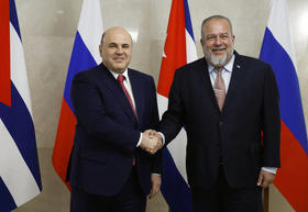 El primer ministro ruso, Mikhail Mishustin, estrecha la mano del primer ministro cubano, Manuel Marrero Cruz, durante una reunión en Moscú, Rusia, el 13 de junio de 2023