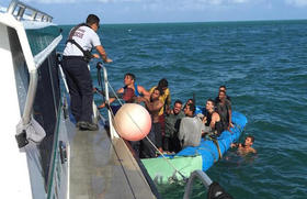 Balseros cubanos interceptados en una imagen de archivo