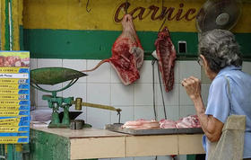 Venta de carne de cerdo en Cuba