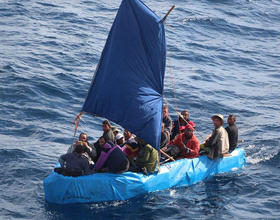 Una balsa con una docena de cubanos se desplaza por aguas de Key West intentando alcanzar las costas de Estados Unido, en esta foto de archivo