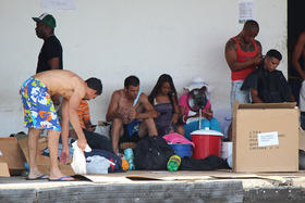 Migrantes cubanos varados en Paso Canoas, frontera de Panamá con Costa Rica, en esta foto de archivo de abril de 2016