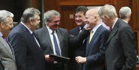 Los ministros de Asuntos Exteriores de la UE conversan durante el Consejo de cancilleres de ese bloque regional, en febrero en Bruselas, donde se aprobó iniciar las negociaciones de diálogo con Cuba. Los ministros de Asuntos Exteriores de la UE conversan durante el Consejo de cancilleres de ese bloque regional, en febrero en Bruselas, donde se aprobó iniciar las negociaciones de diálogo con Cuba