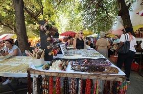 Un puesto de venta de artesanías en una feria de trabajadores autónomos en la Rampa, Calle 23, en El Vedado, La Habana. (Foto: Rui Ferreira.)