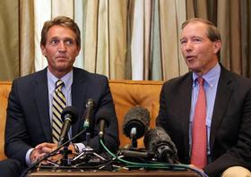 Los senadores estadounidenses Tom Udall y Jeff Flake durante una conferencia de prensa el martes 11 de noviembre de 2014, en La Habana