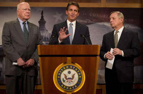 El senador republicano Jeff Flake (Arizona, centro), y los demócratas Patrick Leahy (Vermont, izq.) y Dick Durbin (Illinois), presentan la propuesta para eliminar las restricciones de viaje a Cuba, el jueves en Washington