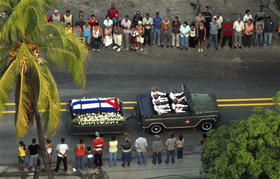 Un vehículo militar recorre las calles de Santiago de Cuba con el féretro de Juan Almeida Bosque. 15 de septiembre de 2009. (AP)
