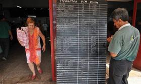 Cubano contempla la lista de precios en un establecimiento de la Isla