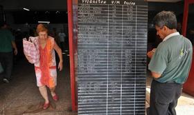 Cubano contempla la lista de precios en un establecimiento de la Isla. Cubano contempla la lista de precios en un establecimiento de la Isla