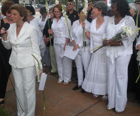 Berta Soler (der), Presidenta de las Damas de Blanco rodeadas de miembros de las Damas de Blanco que residen en Estados Unidos, durante una vigilia celebrada en Merrick Park en Coral Gables el 27 de abril del 2013