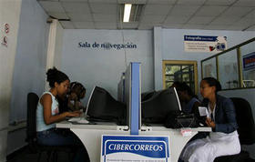 Sala de navegación por Internet en Cuba