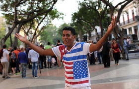 Cubano con camiseta con las banderas de Cuba y Estados Unidos (foto de Martínoticias)