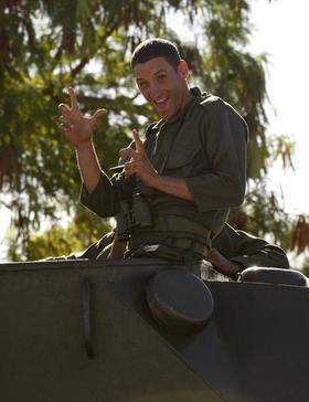 Un soldado reacciona a la presencia de las cámaras durante el ejercicio militar Bastión-2009. La Habana, 28 de noviembre de 2009. (REUTERS)