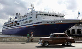 El crucero académico M.V. Explorer, que permanece fondeado en La Habana (Cuba). La embarcación que transporta 624 estudiantes de 248 universidades estadounidenses arribó el sábado a la capital cubana