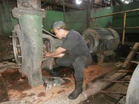 Mantenimiento en el central Uruguay, en Jatibonico, Cuba, en esta foto de archivo