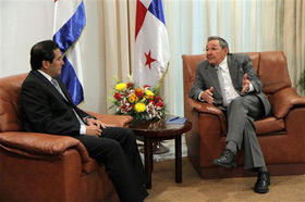 El presidente panameño, Martín Torrijos, y Raúl Castro. Consejo de Estado, La Habana, 5 de enero de 2009. (AP)