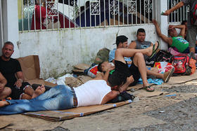 Cubanos descansan el jueves 24 de diciembre de 2015, Paso Canoas (Panamá)