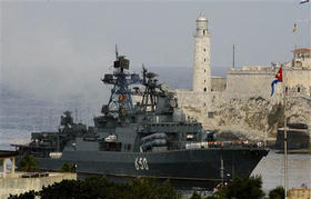 El destructor Almirante Chabanenko arriba a Bahía de La Habana. 19 de diciembre de 2008. (AP)