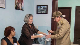 El presidente de Cuba, Raúl Castro, durante el proceso de votar