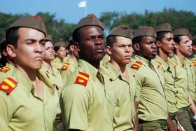 “Camilitos”, jóvenes militares cubanos preparándose para un desfile en esta foto de archivo. Camilitos, jóvenes militares cubanos preparándose para un desfile en esta foto de archivo