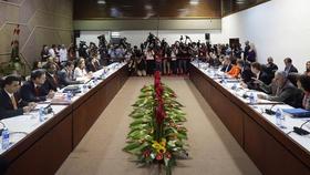 Los periodistas toman fotos a las representantes de Cuba y Estados Unidos durante la primera reunión de conversaciones celebrada en La Habana