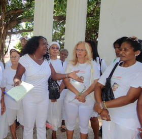 Soler junto a un grupo de Damas de Blanco, el domingo 18 de noviembre. Foto: Hablemos Press