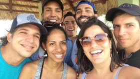 El equipo de trabajo de Periodismo de Barrio mientras se dirigía a Baracoa