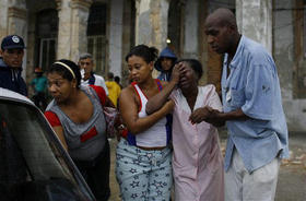 Una mujer llora por su esposo, Pedro González, atrapado entre los restos de su vivienda derrumbada. (AP) Una mujer llora por su esposo, atrapado entre los restos de su vivienda. (AP)