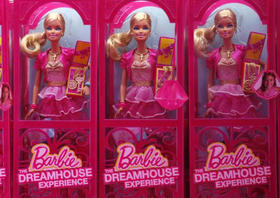 Muñecas Barbie en el mostrador de una tienda