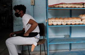 Empleado de una panadería en La Habana, Cuba