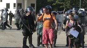 Fuerzas policiales nicaragüenses cierran el avance a un grupo de 800 cubanos que lograron llegar al territorio de ese país el domingo a través del puesto fronterizo de Peñas Blancas
