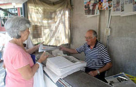 Una mujer compra un periódico el domingo 12 de abril del 2015, en La Habana