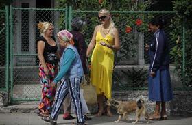 Yiliam González, segunda a la derecha, junto a su madre, Janeth Anchía, a la izquierda, y algunas de sus vecinas en La Habana. Yiliam González