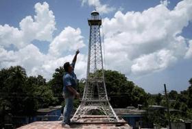 Réplica de la Torre Eiffel en La Habana (foto de cubacute.com). Réplica de la Torre Eiffel en La Habana