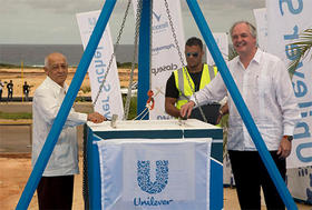 Salvador Pardo Cruz, Ministro de Industrias cubano, junto a Paul Podman, Presidente mundial de Unilever, en la ceremonia de colocación de la primera piedra en la zona de Mariel