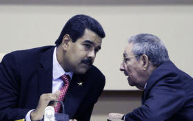 Nicolás Maduro y Raúl Castro. Nicolás Maduro y Raúl Castro
