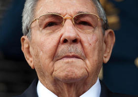 El gobernante cubano Raúl Castro escucha los himnos nacionales durante la ceremonia de bienvenida al palacio presidencial de Miraflores antes del inicio de una reunión de emergencia de la Alianza Bolivariana para los Pueblos de América en Caracas, Venezuela, el martes 17 de marzo de 2015