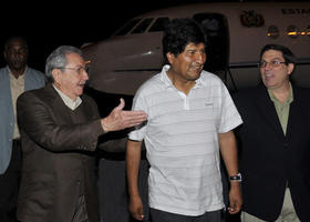 Raúl Castro recibió a Evo Morales en el Aeropuerto Internacional José Martí