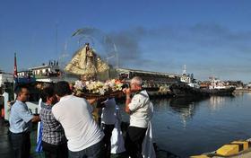 Un grupo de feligreses carga la imagen de la Virgen de la Caridad del Cobre, Patrona de Cuba, hoy, viernes 23 de diciembre de 2011, durante su peregrinación por el poblado ultramarino de Regla, poco antes de cruzar la bahía hacia La Habana. (EFE) Un grupo de feligreses carga la imagen de la Virgen de la Caridad del Cobre, Patrona de Cuba