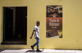 En la imagen, un joven pasa junto a una tienda de cigarros habanos de la empresa Habaguanex en La Habana Vieja, Cuba, el 8 de septiembre de 2016