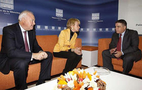 Miguel A. Moratinos, María Teresa Fernández de la Vega y Felipe Pérez Roque. (EFE)