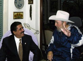 El presidente de Honduras y Fidel Castro en La Habana. (REUTERS)