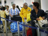 Pasajeros de un vuelo a Holguín esperan para chequear sus equipajes. Miami, Florida, 7 de abril de 2009. (GETTY IMAGES)
