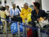 Pasajeros de un vuelo a Holguín esperan para chequear sus equipajes. Miami, Florida, 7 de abril de 2009. (GETTY IMAGES) Pasajeros de un vuelo a Holguín esperan para chequear sus equipajes. Miami, Florida, 7 de abril de 2009. (GETTY IMAGES)