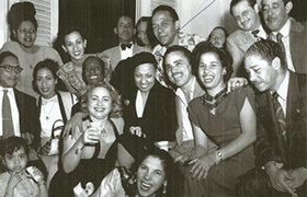 Josephine Baker en Cuba, con un grupo de admiradores