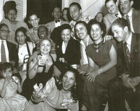 Josephine Baker en Cuba, con un grupo de admiradores