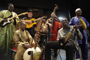 El guitarrista Eliades Ochoa y Toumani Diabaté, los protagonistas, junto a otros músicos del albúm