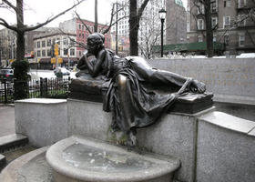 Fuente en memoria del matrimonio de Ida e Isidor Straus, los fundadores de la famosa tienda por departamentos Macy's, quienes murieron en el hundimiento del Titanic, en Straus Park, Nueva York. Escultor: Augustus Lukeman.