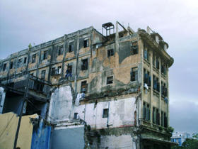Uno de los tantos edificios deteriorados en La Habana