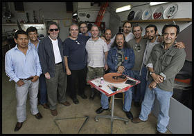 Artistas del taller 'La Escuelita'. (PEDRO PORTAL)