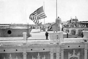 Bajada de bandera de EEUU en el Palacio del Gobernador General, el 20 de mayo de 1902